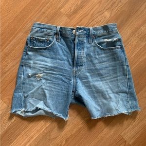 Levi’s 501 mid thigh shorts W28